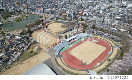 郡山市中心部 - 開成山総合運動公園の空撮 110971223