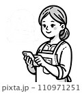 スマホを操作する専業主婦　A housewife operating a smartphone 110971251
