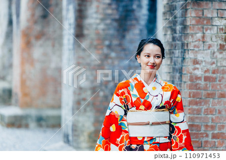 京都の水路閣を散策する和服の女性 110971453