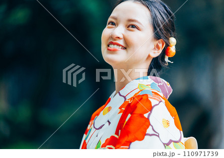 京都を観光する着物姿の女性 京都を観光する着物姿の女性 110971739