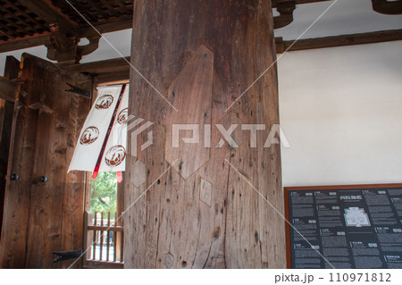 奈良県生駒郡斑鳩町 世界文化遺産法隆寺 国宝中門の修復跡が残るエンタシスの柱 奈良県生駒郡斑鳩町 世界文化遺産法隆寺 国宝中門の修復跡が残るエンタシスの柱 110971812