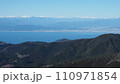 伊豆半島・達磨山から冠雪の南アルプスの山並みを望む 110971854
