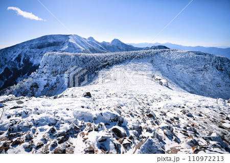 冠雪の八ヶ岳連峰の根石岳から赤岳続く稜線 110972213