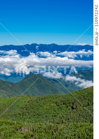 静岡県の日本百名山塩見岳登山　塩見小屋付近から見る中央アルプス 110972242