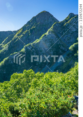 静岡県の日本百名山塩見岳登山 塩見小屋から見上げる塩見岳 静岡県の日本百名山塩見岳登山 塩見小屋から見上げる塩見岳 110972244