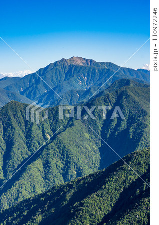 静岡県の日本百名山塩見岳登山 塩見小屋から見る仙塩尾根と仙丈ケ岳 静岡県の日本百名山塩見岳登山 塩見小屋から見る仙塩尾根と仙丈ケ岳 110972246