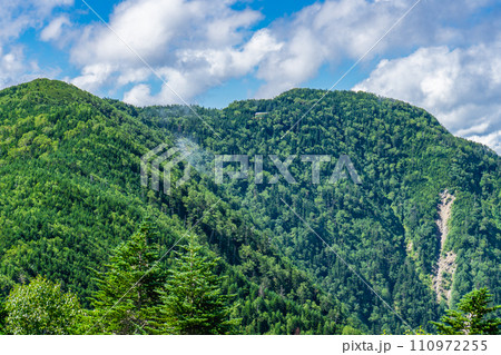 静岡県の日本百名山塩見岳登山 本谷山から見る三伏峠小屋 静岡県の日本百名山塩見岳登山 本谷山から見る三伏峠小屋 110972255