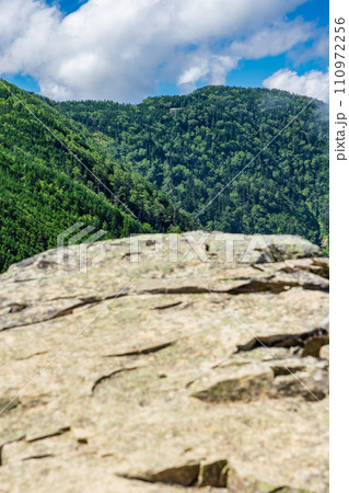 静岡県の日本百名山塩見岳登山 本谷山から見る三伏峠小屋 静岡県の日本百名山塩見岳登山 本谷山から見る三伏峠小屋 110972256