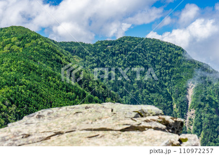 静岡県の日本百名山塩見岳登山 本谷山から見る三伏峠小屋 静岡県の日本百名山塩見岳登山 本谷山から見る三伏峠小屋 110972257