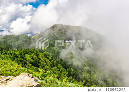静岡県の日本百名山塩見岳登山　三伏山から見る三伏峠小屋 110972265
