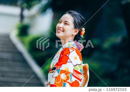 京都を観光する着物姿の女性 110972505
