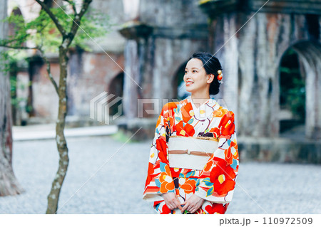 京都の水路閣を散策する和服の女性 110972509