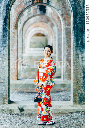 京都の水路閣を散策する和服の女性 110972558