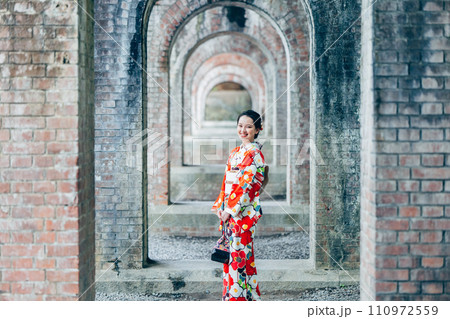 京都の水路閣を散策する和服の女性 京都の水路閣を散策する和服の女性 110972559