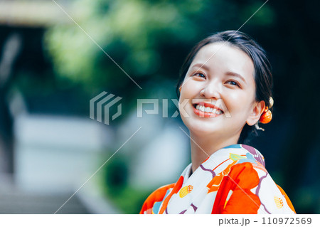 京都を観光する着物姿の女性 110972569