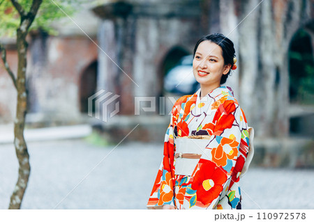 京都の水路閣を散策する和服の女性 110972578