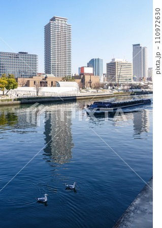 栴檀木橋から土佐堀川沿い 大阪の町並み 栴檀木橋から土佐堀川沿い 大阪の町並み 110972630