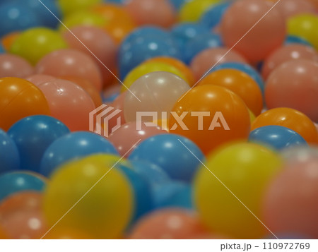 カラフルなボール 110972769