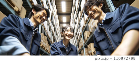 倉庫で働く人達 110972799