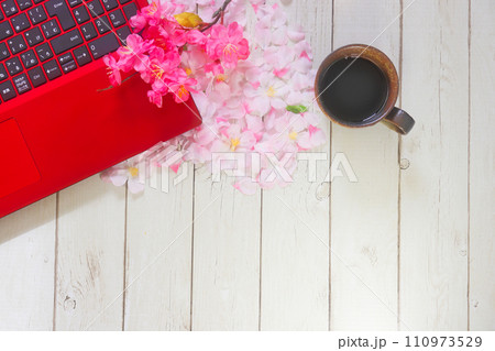 ノートパソコンと春の花びら 110973529