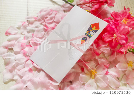 桜の花とご祝儀袋 110973530