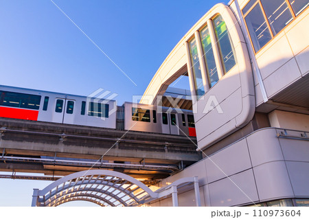 晴れた日の午後の立飛駅と多摩モノレール 晴れた日の午後の立飛駅と多摩モノレール 110973604