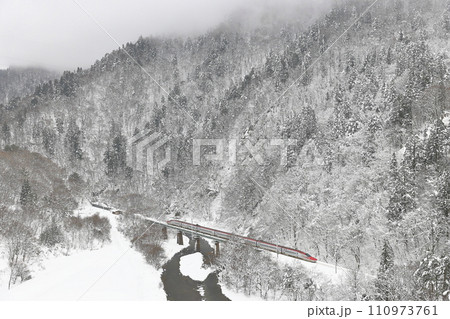 雪景色の秋田新幹線 雪景色の秋田新幹線 110973761