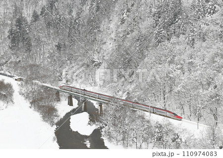 雪景色の秋田新幹線 110974083