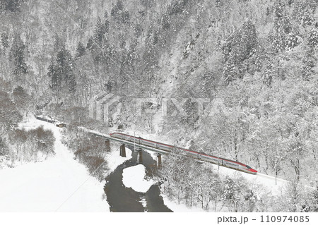 雪景色の秋田新幹線 110974085