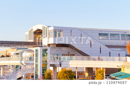 ららぽーと立川立飛から見た立飛駅 110974087