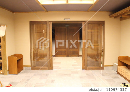 塩の湯温泉蓮月フロントから見た玄関 110974337