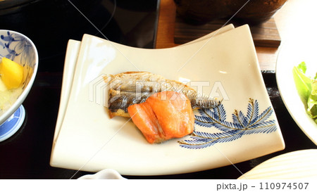 塩の湯温泉蓮月の豪華朝食焼き鮭 110974507