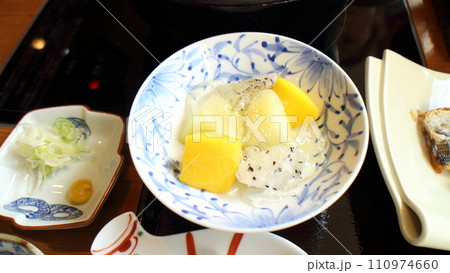 塩の湯温泉蓮月の豪華朝食フルーツジュレ掛け 110974660