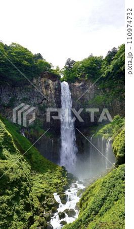 栃木県日光市の華厳ノ滝 110974732