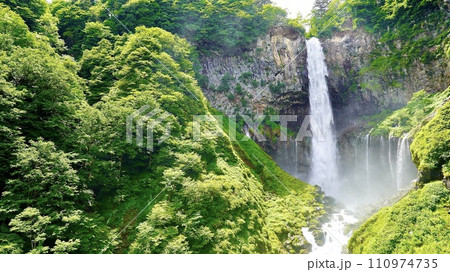 栃木県日光市の華厳ノ滝 110974735