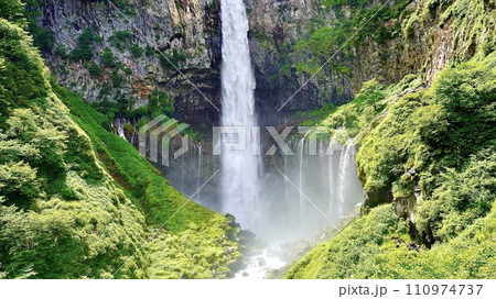 栃木県日光市の華厳ノ滝 110974737