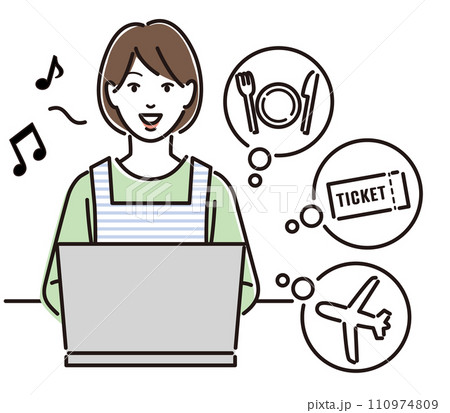 パソコンで旅行の予定を調べる女性 パソコンで旅行の予定を調べる女性 110974809