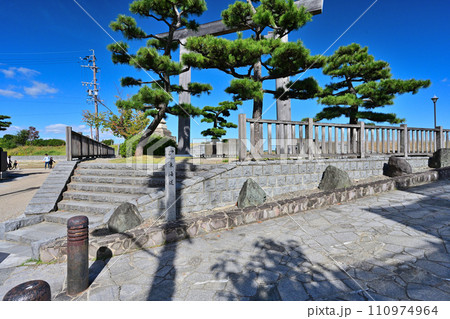 東海道五十三次の桑名宿「七里の渡し」の青空の風景 東海道五十三次の桑名宿「七里の渡し」の青空の風景 110974964