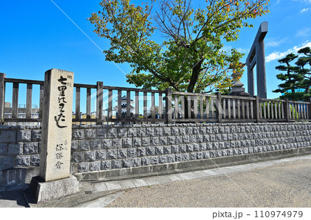 東海道五十三次の桑名宿「七里の渡し」の青空の風景 110974979