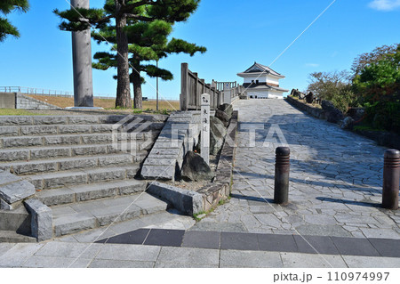 東海道五十三次の桑名宿「七里の渡し」の青空の風景 110974997