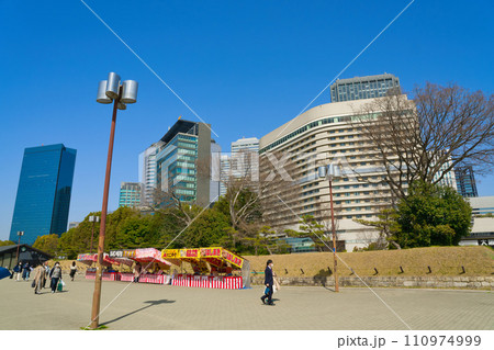 【大阪府】3月・休日に混雑する大阪城公園駅前 110974999