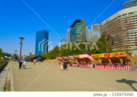 【大阪府】3月・休日に混雑する大阪城公園駅前 110975000