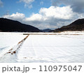 田園地帯に積もった雪 110975047