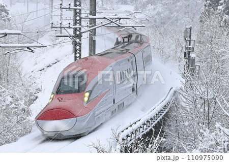 雪景色の秋田新幹線 110975090