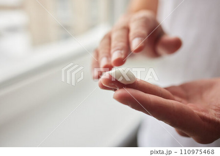 The man's hand, he uses steroids Apply External type. 110975468