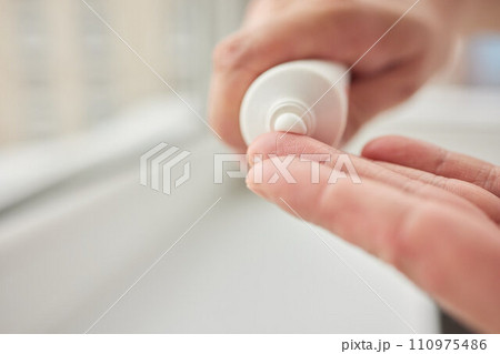 The man's hand, he uses steroids Apply External type. 110975486