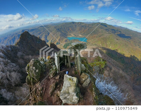 恵庭岳の山頂標識とオコタンぺ湖 110975849
