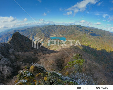 恵庭岳山頂からのオコタンぺ湖・羊蹄山 110975851