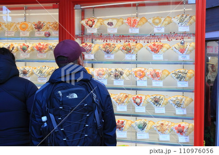 竹下通りのクレープ屋 クレープのサンプルを眺める観光客 竹下通りのクレープ屋 クレープのサンプルを眺める観光客 110976056