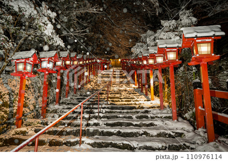 雪の積もった貴船神社　京都の冬 110976114